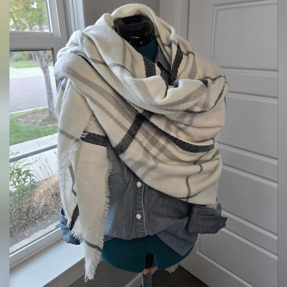 OLD NAVY OVERSIZE FLANNEL BLANKET SCARF CREAM PLAID SHAWL WRAP WOMEN OS COZY